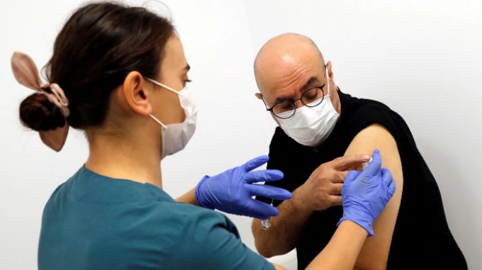 Một nhân viên y tế vắc xin thử nghiệm do Trung Quốc sản xuất cho một tình nguyện viên ở Kocaeli, Thổ Nhĩ Kỳ. Ảnh: Reuters