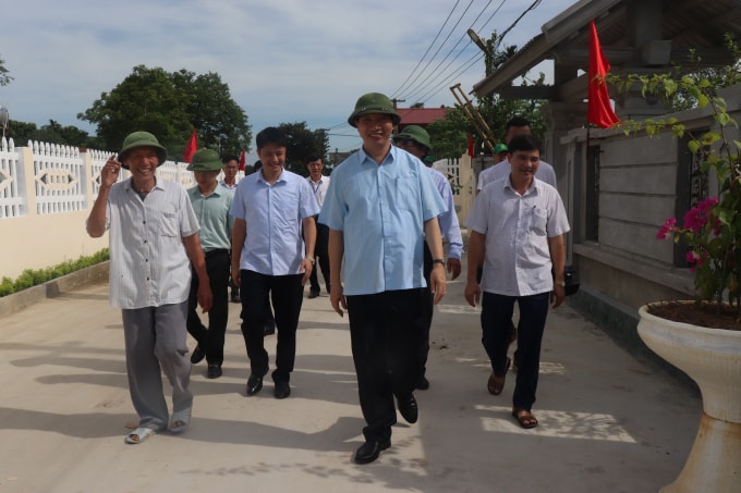 Giám đốc Sở Nông nghiệp phát triển nông thôn tỉnh Thanh Hóa Lê Đức Giang kiểm tra công tác xây dựng nông thôn mới.