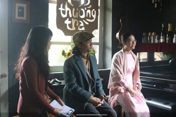Vợ chồng Việt Bắc – Ngọc Linh trong buổi ra mắt cuốn sách “Dưới mái hiên nhà”.