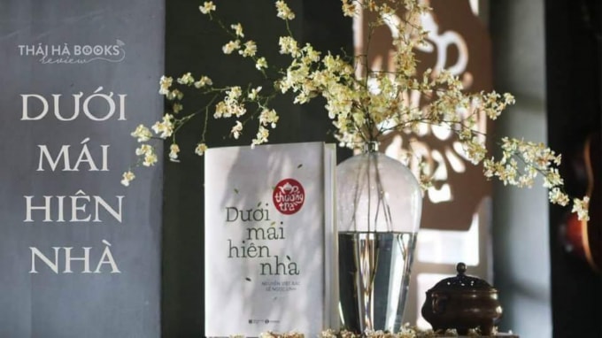 Bìa sách “Dưới mái hiên nhà”.