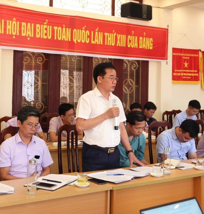 Ông Nguyễn Trung Lượng - Chi cục trưởng Chi cục quản lý đất đai (người đứng) trong buổi làm việc với lãnh đạo UBND tỉnh Bắc Giang tháng 6/2020.