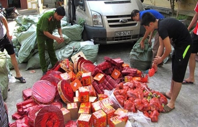 Buôn lậu pháo.