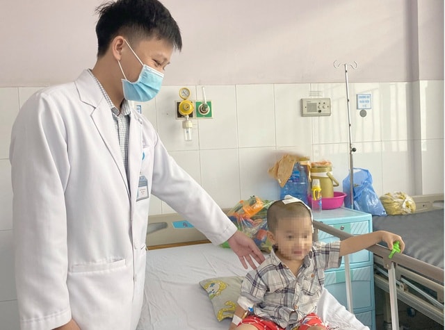 Các bác sĩ đã thực hiện thành công cuộc phẫu thuật nâng vùng sọ bị lõm cho bệnh nhi. Ảnh: dantri.com.vn
