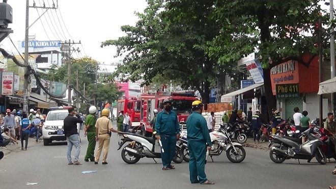 Lực lượng chức năng phong tỏa hiện trường vụ hỏa hoạn. Ảnh: thanhnien.vn