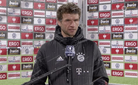 Tiền đạo Thomas Muller gắt gỏng với nữ phóng viên sau trận đấu. Ảnh: internet