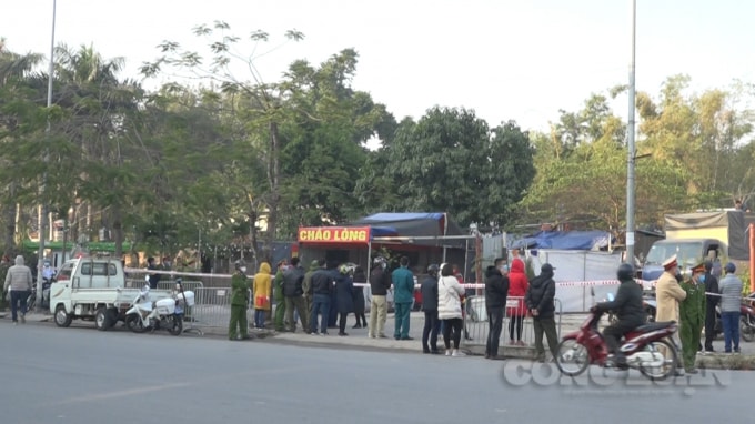 UBND xã Ngũ Hiệp ra quân cưỡng chế xử lí vi phạm trật tự xây dựng trên đất nông nghiệp.