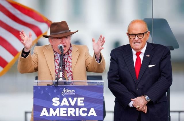 Ông John Eastman (trái) và ông Giuliani trong cuộc vận động hôm 6/1. Ảnh: Reuters