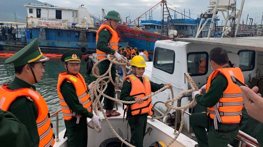 Cán bộ chiến sĩ Hải đội Biên phòng 2 Bộ đội Biên phòng TP.Đà Nẵng điều động phương tiện đến hiện trường, phối hợp xử lý phương tiện ĐNa 0670 bị chìm. Ảnh: danviet.vn