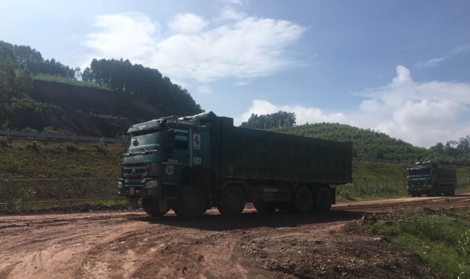 Một số địa phương có cảng, mỏ vật liệu xây dựng chưa kiên quyết xử lý chủ mỏ, chủ cảng vi phạm là nguyên nhân khiến xe quá tải công khai lưu thông trên các tuyến quốc lộ. Ảnh minh họa