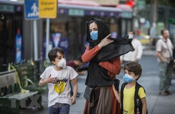 Người dân đeo khẩu trang phòng lây nhiễm COVID-19 tại Tehran, Iran, ngày 19/7/2020. Nguồn: THX/TTXVN