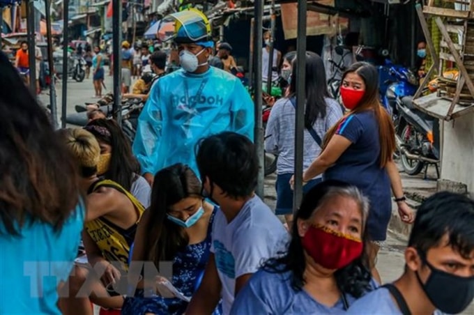 Người dân xếp hàng chờ xét nghiệm COVID-19 tại Manila, Philippines, ngày 28/7/2020. Ảnh: THX/TTXVN