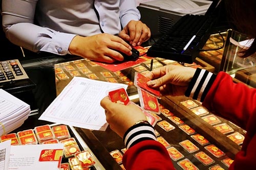 Sáng 14/1, giá vàng SJC đảo chiều lao dốc mất mốc 56 triệu đồng mỗi lượng. Ảnh: TL