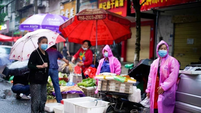Một khu chợ ven đường ở Vũ Hán, tỉnh Hồ Bắc, Trung Quốc. Ảnh: Reuters