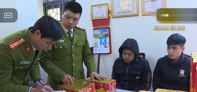 Cơ quan công an tỉnh Bắc Ninh bắt quả tang 2 đối tượng vận chuyển pháo trái phép. Ảnh: Công an Bắc Ninh