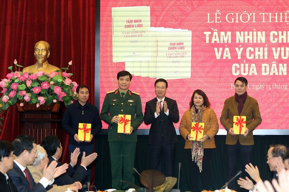 Ông Võ Văn Thưởng - Uỷ viên Bộ Chính trị, Bí thư Trung ương Đảng, Trưởng Ban Tuyên giáo Trung ương trao tặng sách cho các đơn vị. Ảnh PV