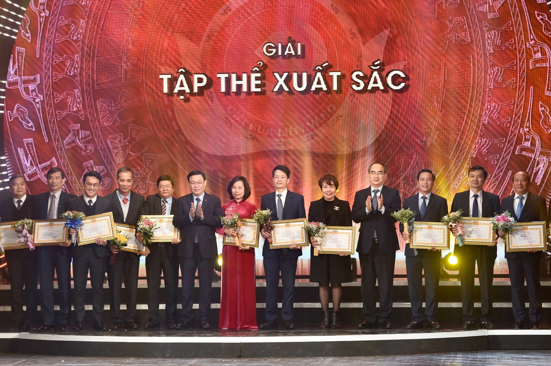 Ban Tổ chức cũng tôn vinh 15 tập thể có thành tích xuất sắc trong tham gia giải. Ảnh: Sơn Hải