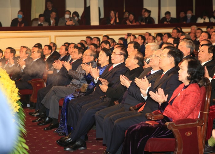 Thủ tướng Nguyễn Xuân Phúc, Chủ tịch Quốc hội Nguyễn Thị Kim Ngân, Thường trực Ban Bí thư Trần Quốc Vượng cùng nhiều đồng chí lãnh đạo, nguyên lãnh đạo Đảng và Nhà nước tham dự buổi lễ. Ảnh: Sơn Hải