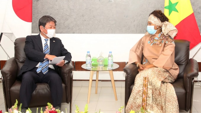 Bộ trưởng Ngoại giao Nhật Bản Toshimitsu Motegi (bên trái) gặp Bộ trưởng Ngoại giao Senegal Aissata Tall Sall vào ngày 11 tháng 1. Đây là chuyến đi thứ hai của ông tới châu Phi trong nhiều tháng. Ảnh: Bộ Ngoại giao Nhật Bản/Nikkei