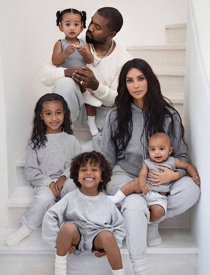 Kanye West và Kim Kardashian chụp ảnh cùng các con dịp Giáng sinh năm 2019. Ảnh: Kim Kardashian Instagram.