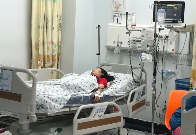 Các bác sĩ cấp cứu kịp thời, nữ sinh đã vượt qua giai đoạn nguy hiểm nhất. Ảnh: dantri.com.vn