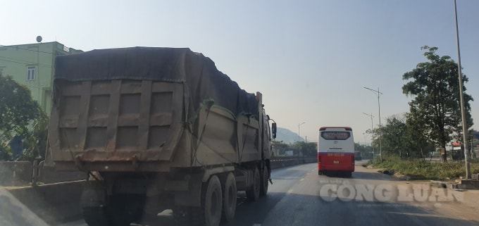 Xe ô tô BKS 37C- 354.61 chở đầy đất đắp có lô gô Trường An ở phía trước đầu xe lưu thông trên QL1A lúc 9 giờ 10, ngày 14/1/2021 mà không hề bị dừng kiểm tra.
