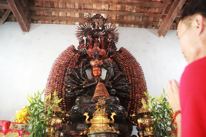 Tượng Quán Thế Âm (Quan Âm) nghìn mắt nghìn tay được đặt trong cổng tam quan của chùa. Xung quanh và bên trong lắp rất nhiều camera để theo giõi ngày đêm.