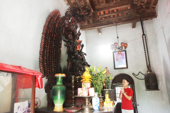 Dẫn chúng tôi lên tầng 2 cổng tam quan, nơi tượng Quán Thế Âm ngự là ông Lê Gia Toản, trưởng thôn xã Mễ Sở