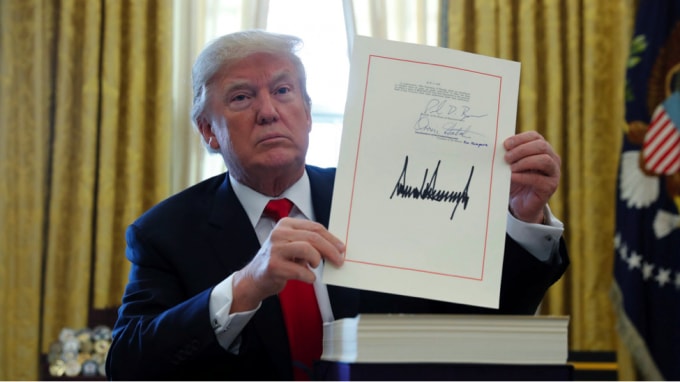 Tổng thống Donald Trump ký lệnh cấm nhà đầu tư Mỹ rót tiền vào các công ty Trung Quốc bị liệt vào danh sách “đen” hồi tháng 11/2020. Ảnh: Getty