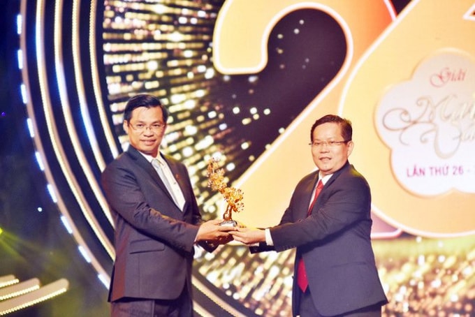 Ông Trần Ngọc Tâm – Tổng Giám đốc Nam A Bank (bìa trái) tiếp nhận “Nhành mai vàng” từ Tổng Biên tập Báo Người Lao Động – ông Tô Đình Tuân.