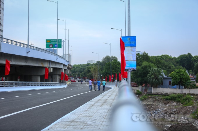 Cầu vượt thấp qua hồ Linh Đàm là 1 trong 5 công trình giao thông trọng điểm của Hà Nội đã chính thức được đưa vào khai thác trong năm 2020