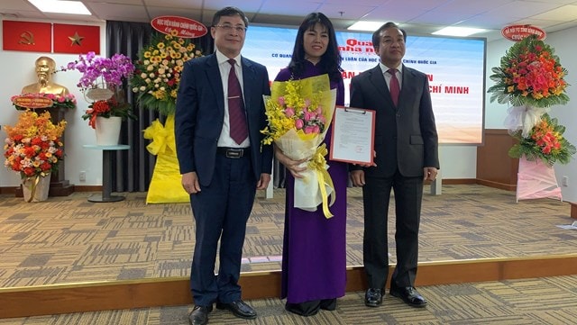 TS. Nguyễn Quang Vinh, Tổng Biên tập Tạp chí Quản lý nhà nước (QLNN) trao quyết định phụ trách văn phòng Đại diện Tạp chí QLNN tại TP Hồ Chí Minh cho bà Nguyễn Thị Thúy Vân.