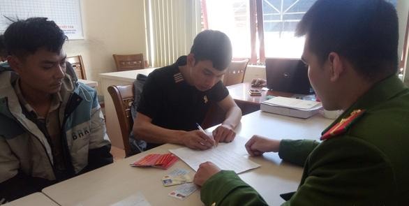 Hai đối tượng Đào Anh Sỹ , Nguyễn Văn Hùng (từ trái qua) tại cơ quan công an. Ảnh: tuoitre.vn