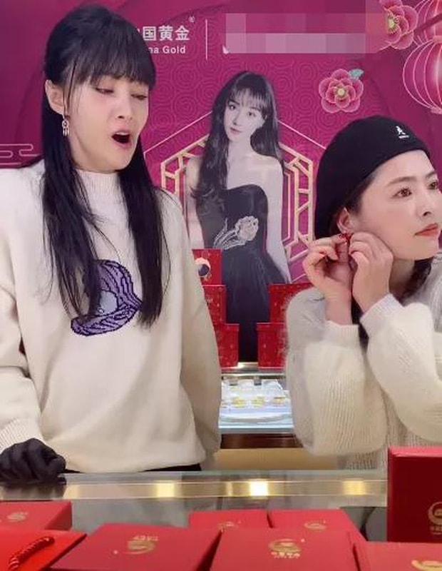 Trịnh Sảng vô tư ngáp không che miệng trên livestream.