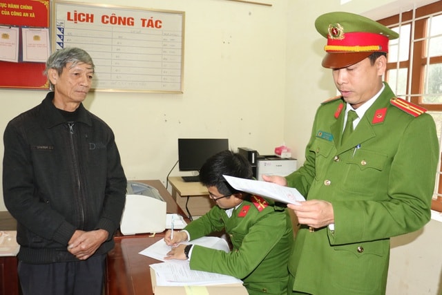 Cơ quan điều tra tống đạt quyết định khởi tố bị can đối với Lưu Quang Thượng, nguyên Chủ tịch UBND xã Nghi Tiến (Nghi Lộc, Nghệ An). Ảnh: dantri.com.vn
