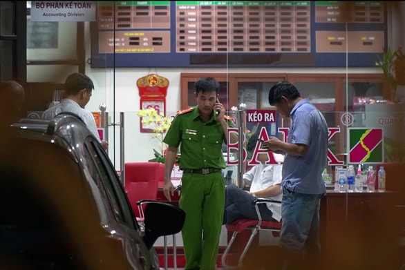 Công an khám nghiệm hiện trường vụ cướp.