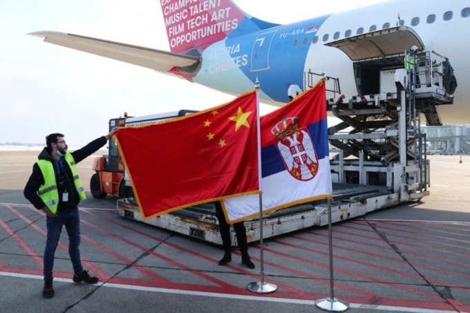 Những thùng vắc xin Covid-19 đầu tiên của Sinopharm đã tới Serbia. Ảnh: Reuters