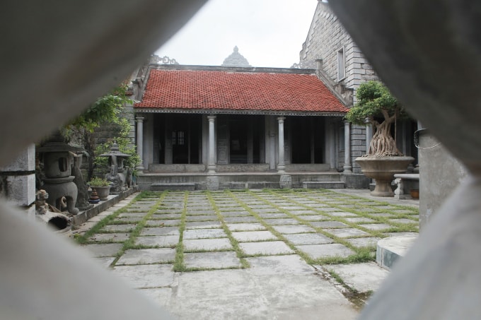 Hiện người tiếp quản, trông coi ngôi nhà này là bà Đinh Thị Long (82 tuổi). Bà Long cho biết, người xây dựng ngôi nhà là ông nội chồng bà - cụ Lương Văn Xiển – thợ chế tác đá nổi tiếng trong vùng. Năm 1875, cụ Xiển tham gia xây dựng Nhà thờ đá Phát Diệm (huyện Kim Sơn, Ninh Bình). Khi nhà thờ hoàn thiện, cụ Xiển mời nhóm thợ khoảng 30 người về quê xây dựng căn nhà đá này.