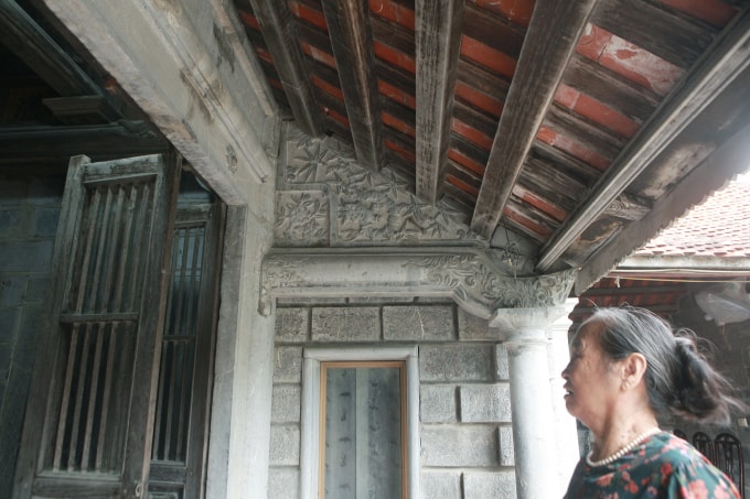 Nói về giá trị của ngôi nhà thời điểm hiện tại, bà Long cho hay: “Trước khi ông cụ mất, cụ có dặn con cháu phải giữ gìn cho muôn đời sau và không được bán cho bất kỳ ai vì cha phải ăn cháo, ăn rau để dành tiền xây ngôi nhà này. Năm ngoái có một số người đến thăm quan và trả giá 10 tỷ đồng để mua, nhưng dù có trả 100 tỷ thì tôi cũng không bán”. Trong hình là hai bức tứ quý “Tùng, Trúc, Cúc, Mai” chạm khắc ở đầu hè.