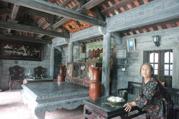 Bên trong ngôi nhà, hai bên đặt bàn ghế tiếp khách, còn 2 chái được sử dụng để người trong gia đình nghỉ ngơi. Toàn bộ công trình từ khung nhà, tường vách, bình phong, sập gụ… được làm từ đá xanh.