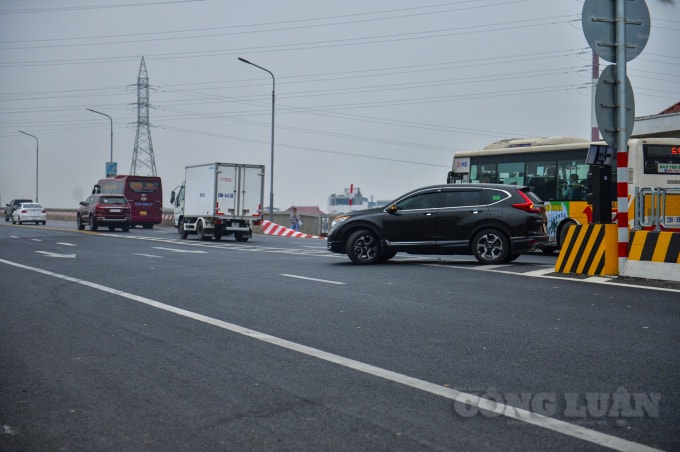 Nhưng rất nhiều tài xế đã tiến sang làn đường ngược chiều, ngay tại nơi đặt biển cấm trên cầu Thăng Long.