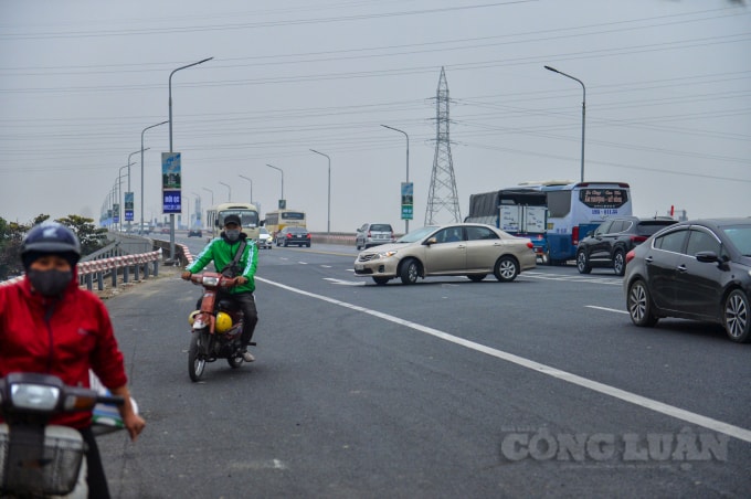 Chỉ vì không muốn đi vòng qua cầu Thăng Long đã quay đầu ngay tại đầu cầu (đoạn nối với đường vành đai 3 trên cao).