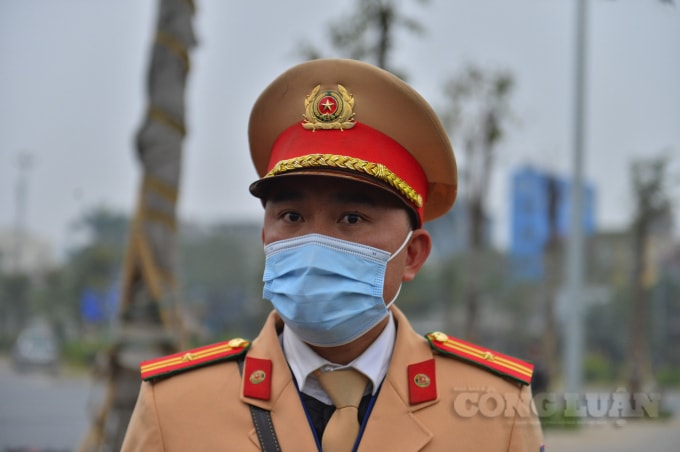 Thiếu tá Nguyễn Huy Hiệp - Đội CSGT số 15 cho hay hiện nay, tại điểm cuối đường vành đai 3 trên cao (đoạn đi lên cầu Thăng Long) xuất hiện tình trạng một số tài xế điều khiển ô tô quay đầu xe khi sắp lên cầu Thăng Long nơi đã có biển báo cấm quay đầu. Sau thời gian tuyên truyền đến với người dân, đơn vị bắt đầu tiến hành xử phạt các tài xế không chấp hành biển báo cấm quay đầu. Nhưng nhiều tài xế vẫn cố tình quay đầu xe tại đây với nhiều lý do như tắc đường, không nhìn thấy biển cấm…”