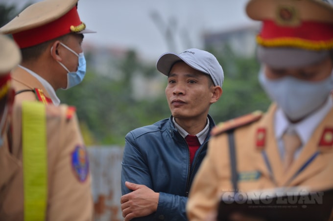 Thắc mắc khi lực lượng chức năng dừng xe và thông báo lỗi, tài xế Hoàng Văn Cường cho biết: “Do vẫn có vạch trắng chỉ dẫn đường rẽ trái nên tôi đã cho xe đi theo đúng như vạch chỉ đường. Tại sao có biển cấm mà không xoá bỏ vạch rẽ trái đi, nhiều trường hợp đường đông các xe di chuyển sẽ không thấy được biển cấm phía bên tay phải, thấy có vạch chỉ dẫn rẽ trái vẫn sẽ xin sang quay đầu xe.”