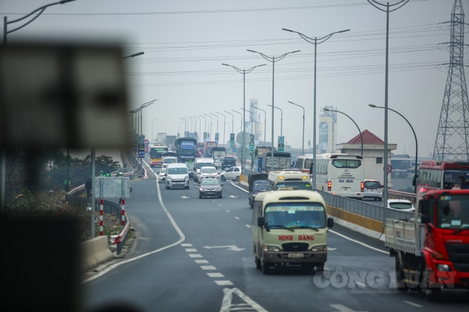 Theo ghi nhận của PV Báo Nhà báo và Công luận, vào chiều (15/1), rất nhiều phương tiện ô tô di chuyển đến đầu cầu Thăng Long đã quay đầu xe ngay khi kết thúc dải phân cách cứng bất chấp biển báo cấm quay đầu xe.
