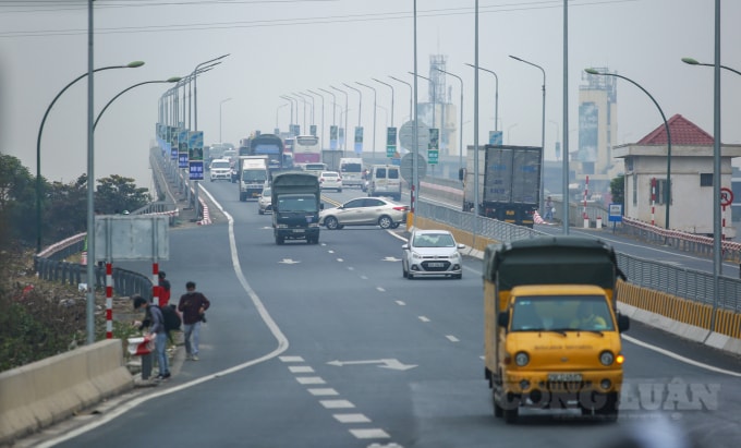 Theo ghi nhận, chưa đầy 1h đồng hồ đã có rất nhiều tài xế ô tô quay đầu xe ở đây. Hầu hết mọi người đều có lý do, không nhìn thấy biển cấm quay đầu, vạch kẻ đường vẫn còn chỉ dẫn rẽ trái...