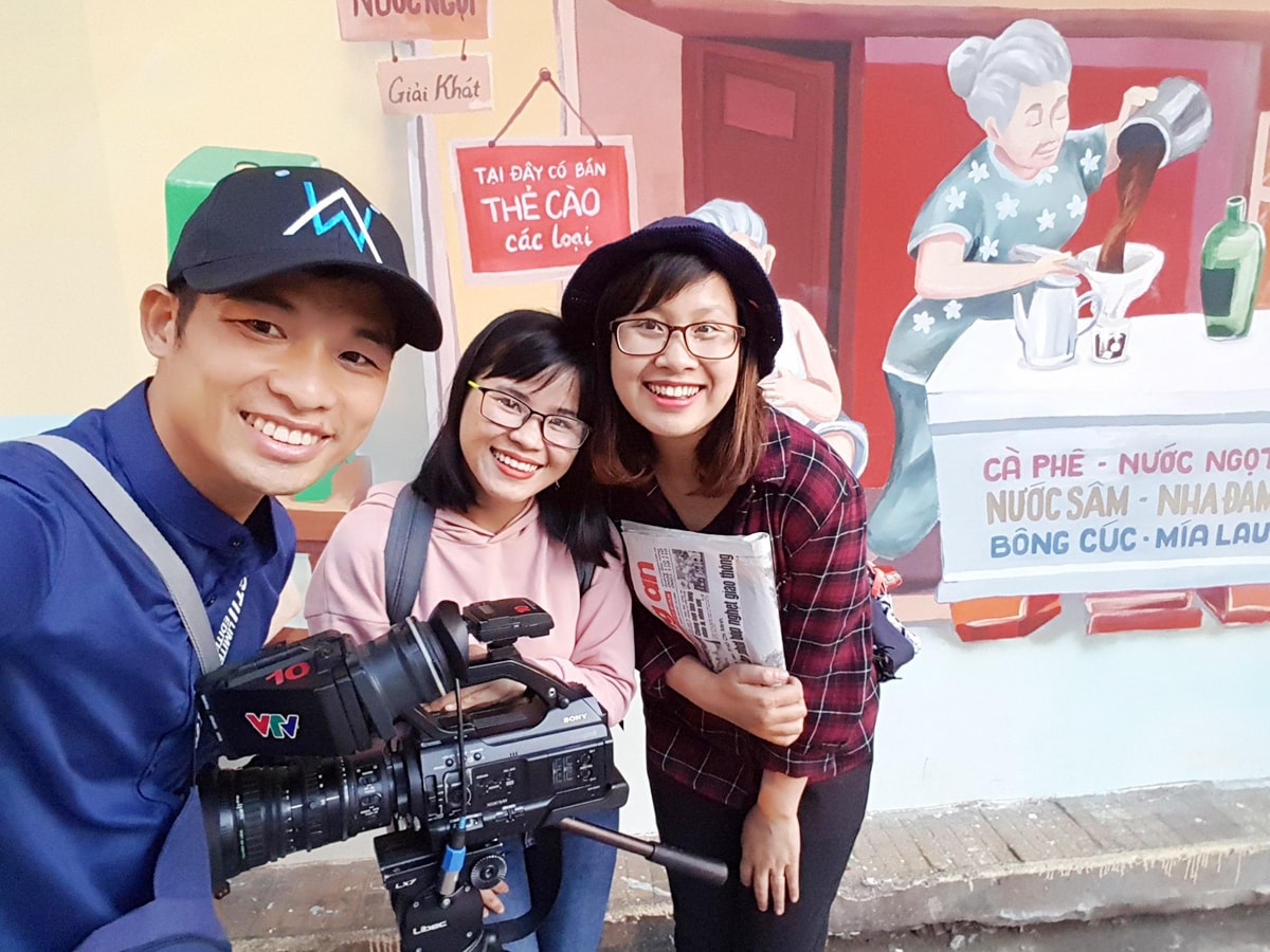 Biên tập viên Nguyễn Nga (áo đỏ) và ê kíp thực hiện Chương trình 