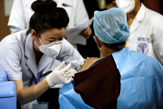 Một bác sĩ được tiêm vắc xin Covid-19 ở Ấn Độ. Ảnh: Reuters