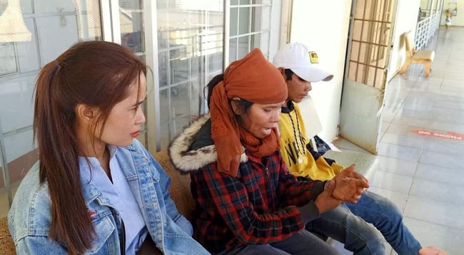Người nhà 2 nạn nhân trúng đạn thông tin về vụ việc. Ảnh: danviet.vn