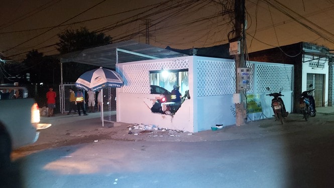 Vách tường hàng rào của hộ dân bị đổ sập.