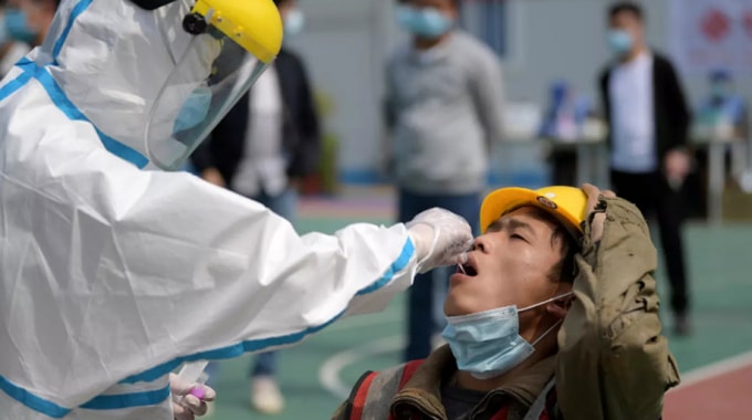 Công nhân xây dựng tại tỉnh Hồ Bắc, Trung Quốc, được xét nghiệm nCoV. Ảnh: Reuters